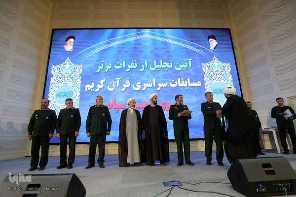 آئین اختتامیه مسابقات سراسری قرآن کریم نیروی زمینی سپاه با حضور سردار سرتیپ پاسدار «محمد کرمی» فرمانده نیروی زمینی سپاه شامگاه چهارشنبه 9 مهرماه در مجتمع فتح المبین برگزار شد.