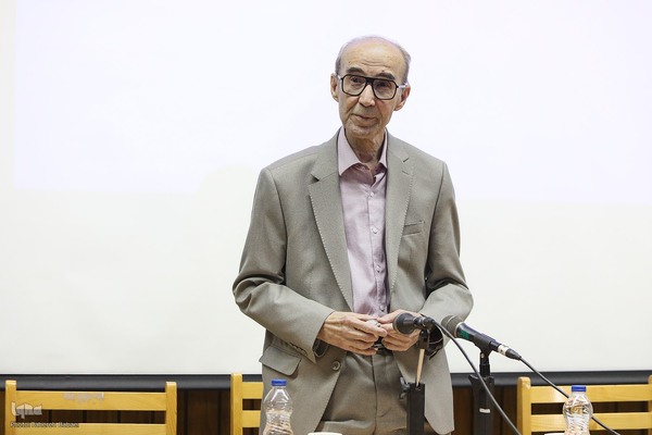 علی‌اشرف صادقی زبان‌شناس ایرانی، استاد بازنشستهٔ دانشگاه تهران و عضو پیوستهٔ فرهنگستان زبان و ادب فارسی