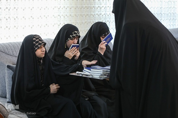 برپایی محفل بانوان فعال قرآنی در خانه شهید حاجی‌زاده