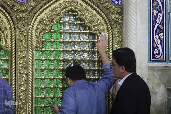 غبارروبی حرم مطهر حضرت فاطمه معصومه(س) توسط جهادگران جهاددانشگاهی