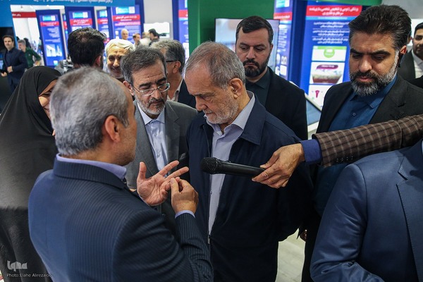 بازدید رئیس‌جمهور از نمایشگاه دستاوردهای جهاددانشگاهی