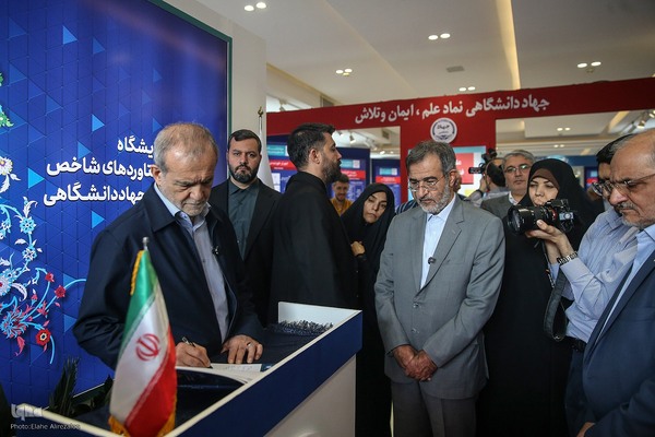 بازدید رئیس‌جمهور از نمایشگاه دستاوردهای جهاددانشگاهی