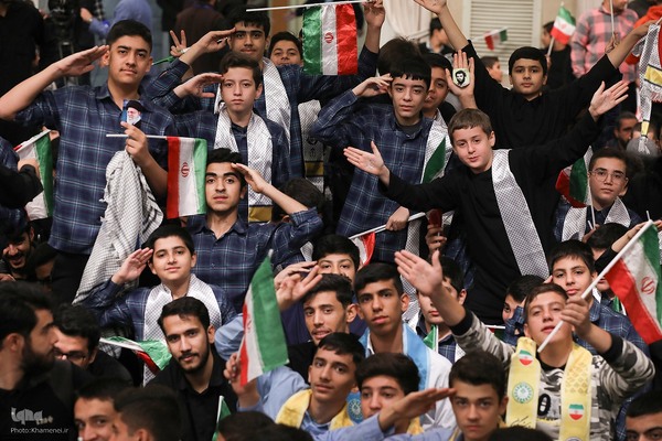 دیدار جمعی از دانش‌آموزان و دانشجویان با رهبر معظم انقلاب