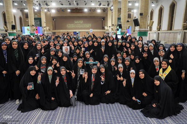 دیدار جمعی از دانش‌آموزان و دانشجویان با رهبر معظم انقلاب