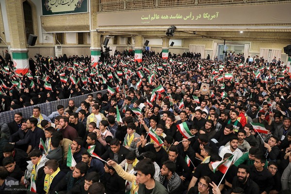 دیدار جمعی از دانش‌آموزان و دانشجویان با رهبر معظم انقلاب