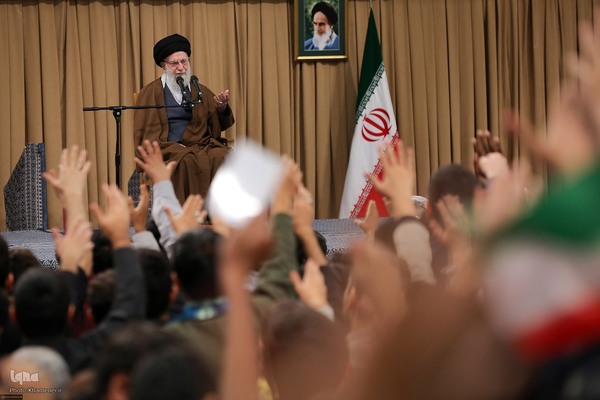 دیدار جمعی از دانش‌آموزان و دانشجویان با رهبر معظم انقلاب