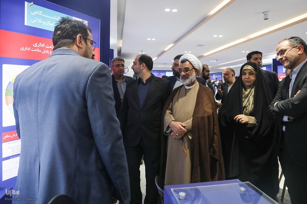 بازدید دبیر شورای عالی انقلاب فرهنگی از نمایشگاه دستاوردهای علمی و فناورانه جهاددانشگاهی