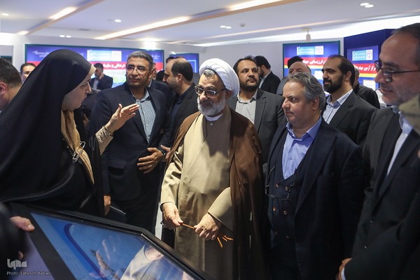 بازدید دبیر شورای عالی انقلاب فرهنگی از نمایشگاه دستاوردهای علمی و فناورانه جهاددانشگاهی