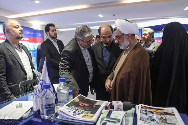 بازدید دبیر شورای عالی انقلاب فرهنگی از نمایشگاه دستاوردهای علمی و فناورانه جهاددانشگاهی