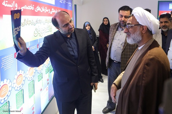 بازدید دبیر شورای عالی انقلاب فرهنگی از نمایشگاه دستاوردهای علمی و فناورانه جهاددانشگاهی