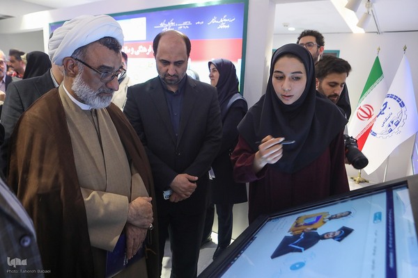 بازدید دبیر شورای عالی انقلاب فرهنگی از نمایشگاه دستاوردهای علمی و فناورانه جهاددانشگاهی
