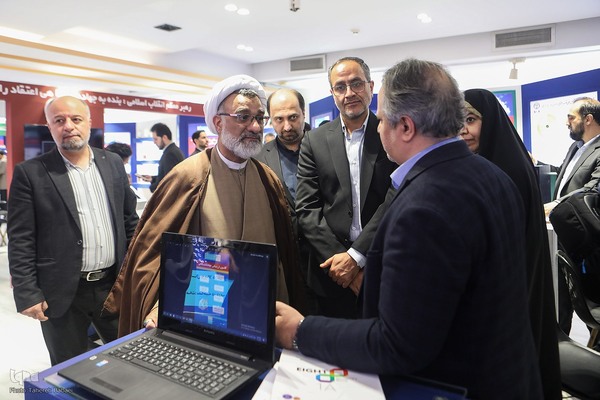 بازدید دبیر شورای عالی انقلاب فرهنگی از نمایشگاه دستاوردهای علمی و فناورانه جهاددانشگاهی