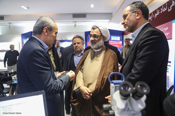 بازدید دبیر شورای عالی انقلاب فرهنگی از نمایشگاه دستاوردهای علمی و فناورانه جهاددانشگاهی
