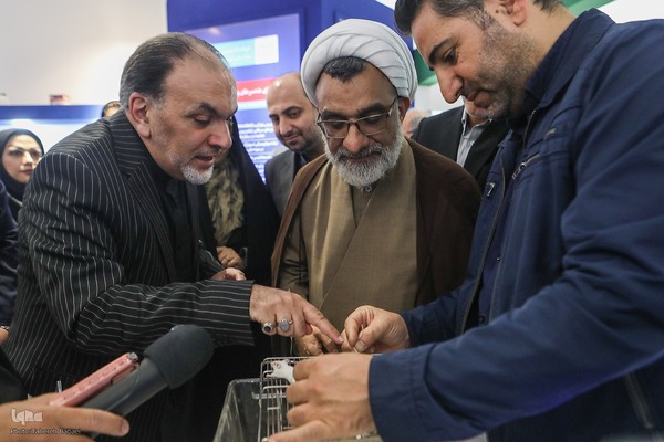 بازدید دبیر شورای عالی انقلاب فرهنگی از نمایشگاه دستاوردهای علمی و فناورانه جهاددانشگاهی