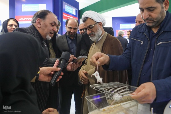 بازدید دبیر شورای عالی انقلاب فرهنگی از نمایشگاه دستاوردهای علمی و فناورانه جهاددانشگاهی