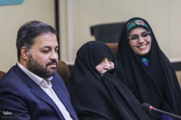 نشست معرفی و نقد و بررسی کتاب همزاد تنهایی