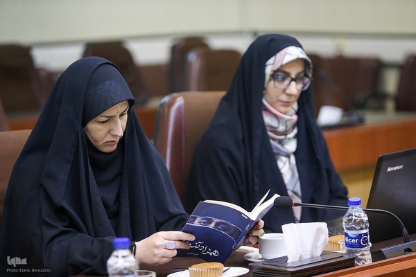 نشست معرفی و نقد و بررسی کتاب همزاد تنهایی