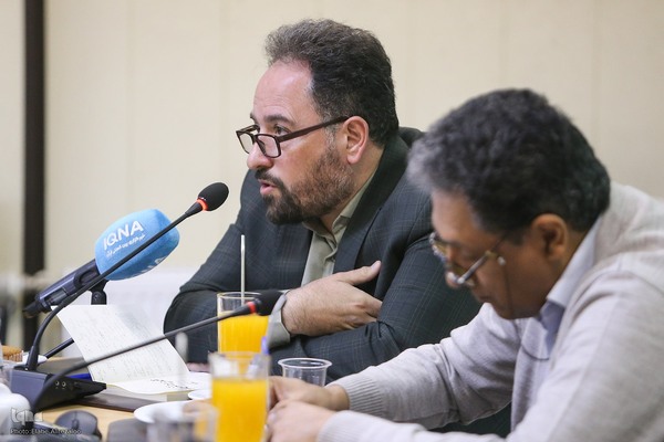 نشست معرفی و نقد و بررسی کتاب همزاد تنهایی