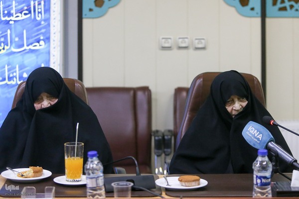 بدرالسادات و نجمه سادات طباطبایی دختران علامه فقید در نشست معرفی و نقد و بررسی کتاب همزاد تنهایی در ایکنا