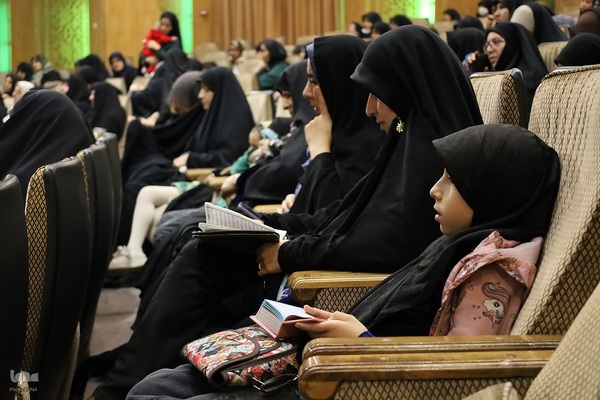 کرسی تلاوت قرآن ویژه بانوان در در آستان حضرت عبدالعظیم(ع)