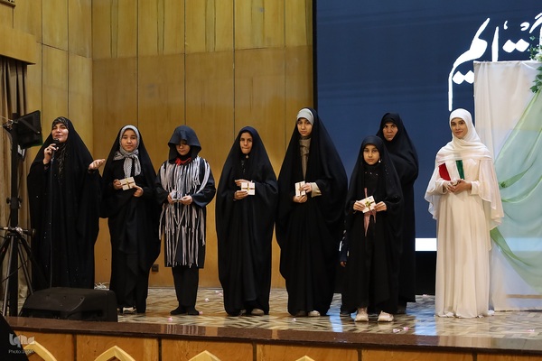 کرسی تلاوت قرآن ویژه بانوان در در آستان حضرت عبدالعظیم(ع)