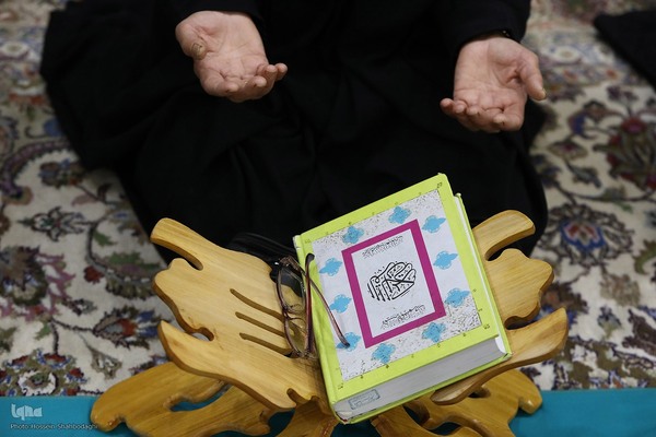 کرسی تلاوت فاطمی در حرم مطهر حضرت معصومه(س)