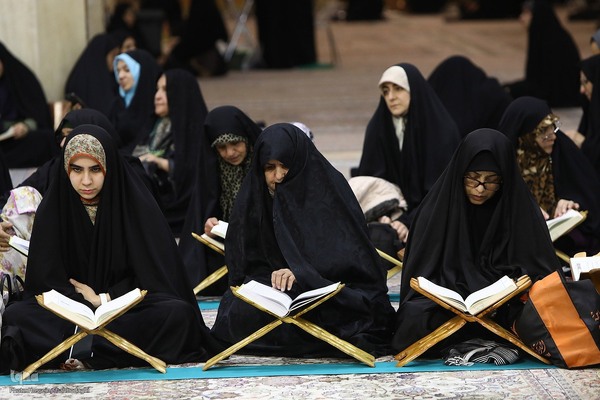 کرسی تلاوت فاطمی در حرم مطهر حضرت معصومه(س)