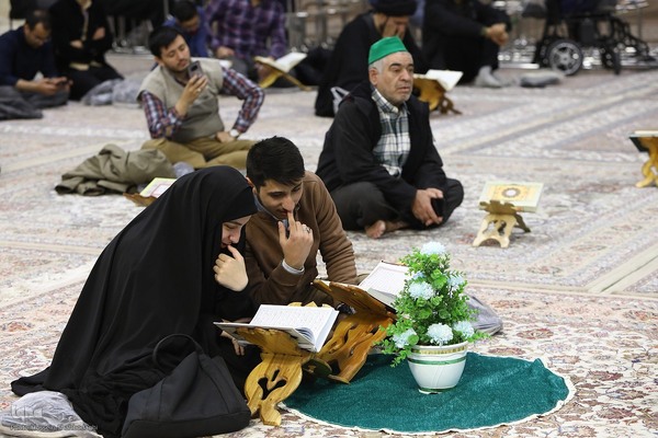 کرسی تلاوت فاطمی در حرم مطهر حضرت معصومه(س)