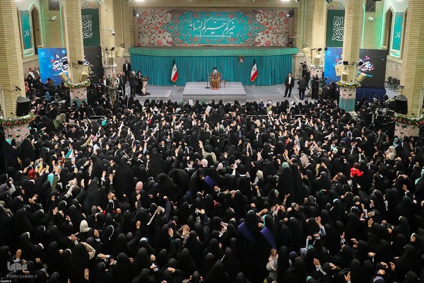 دیدار هزاران نفر از زنان و دختران با رهبر معظم انقلاب