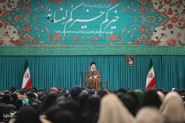 دیدار هزاران نفر از زنان و دختران با رهبر معظم انقلاب