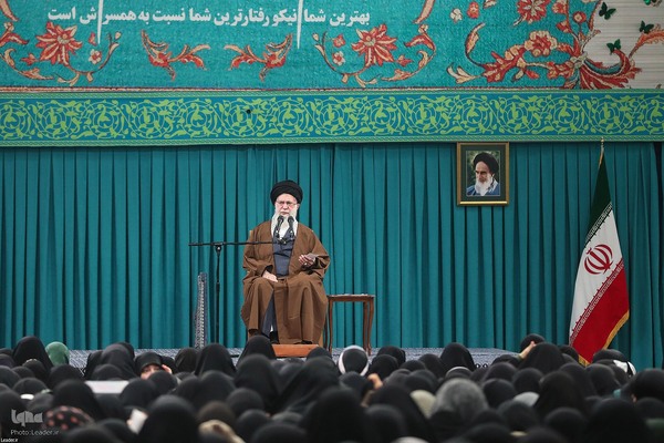 دیدار هزاران نفر از زنان و دختران با رهبر معظم انقلاب