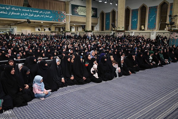 دیدار هزاران نفر از زنان و دختران با رهبر معظم انقلاب