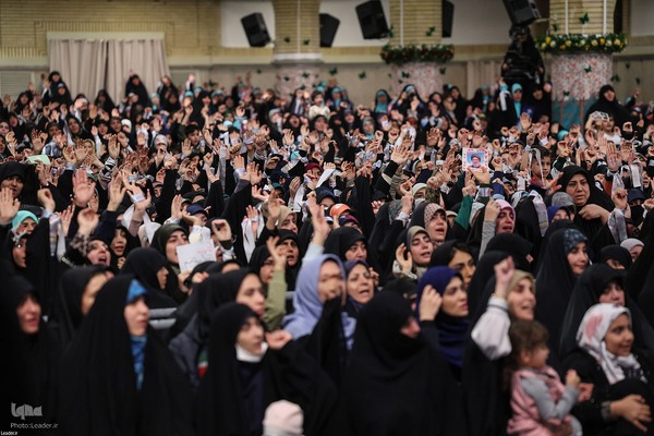 دیدار هزاران نفر از زنان و دختران با رهبر معظم انقلاب
