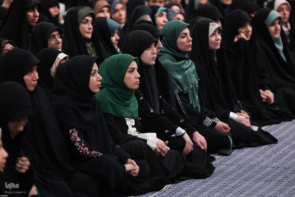دیدار هزاران نفر از زنان و دختران با رهبر معظم انقلاب