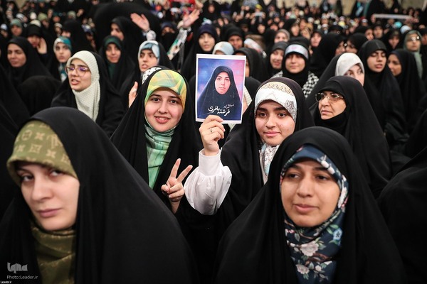 دیدار هزاران نفر از زنان و دختران با رهبر معظم انقلاب