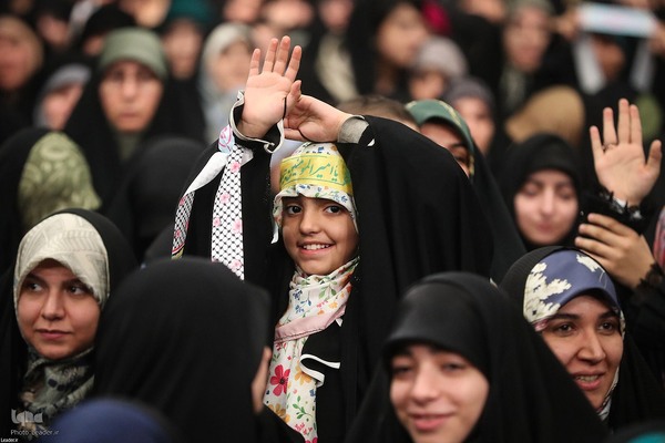 دیدار هزاران نفر از زنان و دختران با رهبر معظم انقلاب