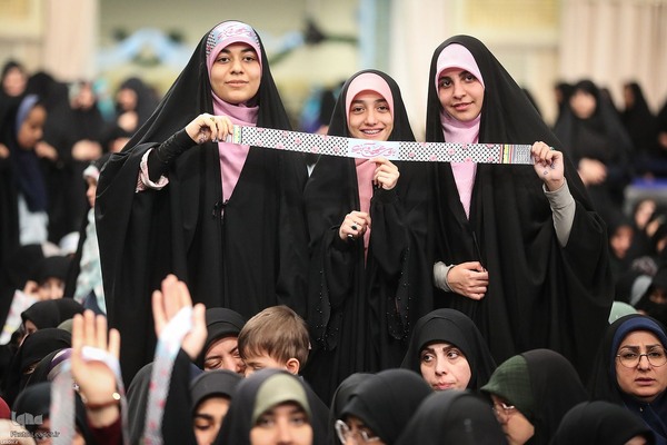 دیدار هزاران نفر از زنان و دختران با رهبر معظم انقلاب