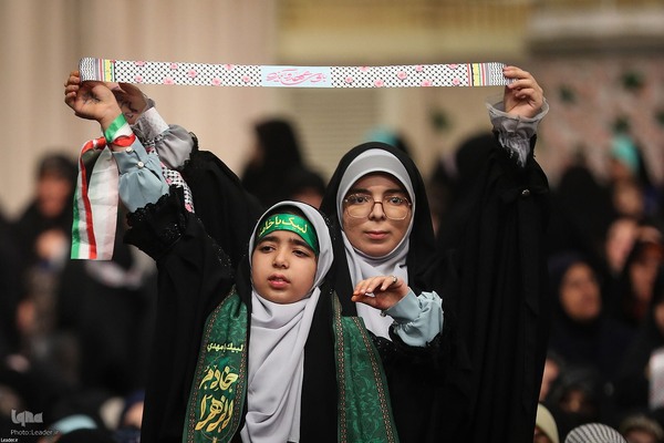 دیدار هزاران نفر از زنان و دختران با رهبر معظم انقلاب