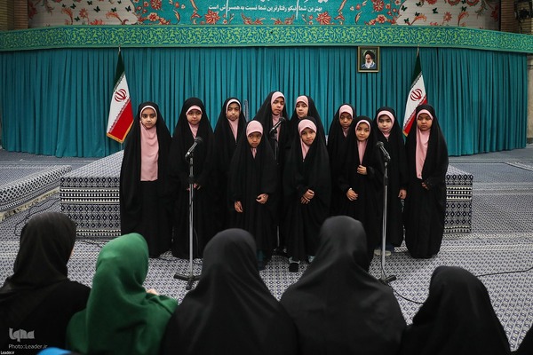 دیدار هزاران نفر از زنان و دختران با رهبر معظم انقلاب