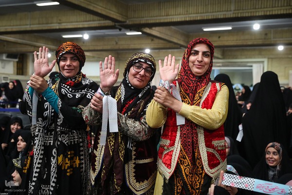 دیدار هزاران نفر از زنان و دختران با رهبر معظم انقلاب