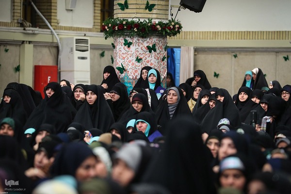 دیدار هزاران نفر از زنان و دختران با رهبر معظم انقلاب