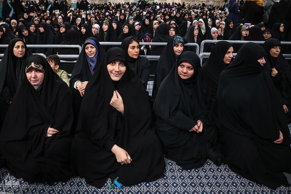 دیدار هزاران نفر از زنان و دختران با رهبر معظم انقلاب