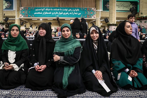 دیدار هزاران نفر از زنان و دختران با رهبر معظم انقلاب