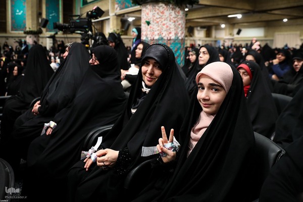 دیدار هزاران نفر از زنان و دختران با رهبر معظم انقلاب