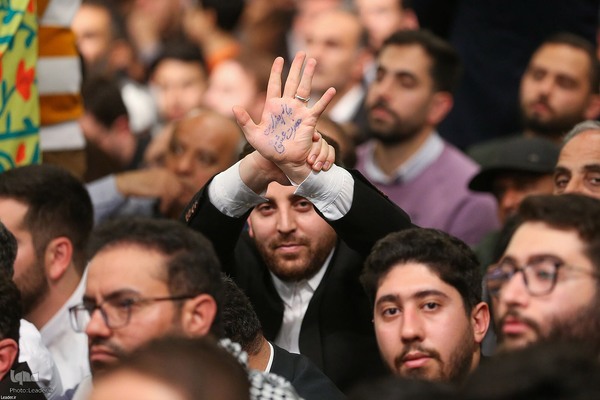 دیدار هزاران نفر از مداحان و ستایشگران اهل بیت(ع)