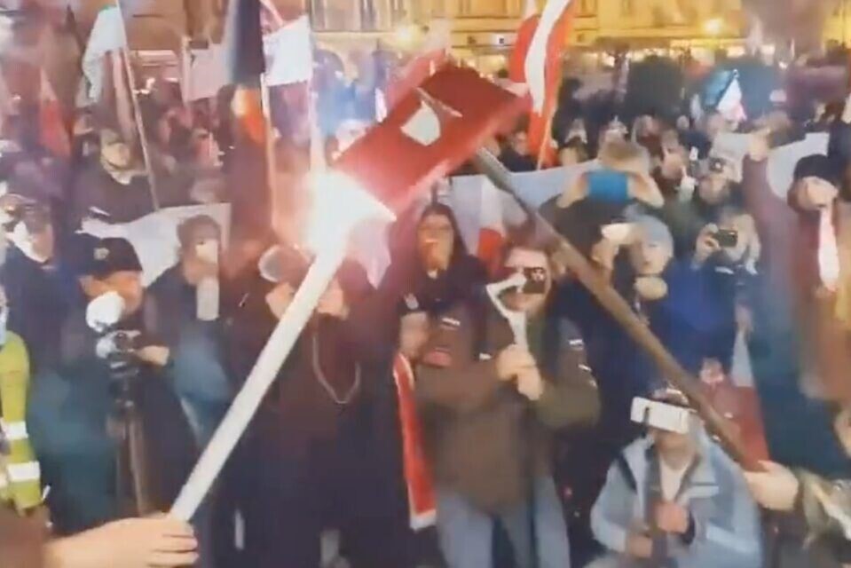 Le livre rouge a été brulé tandis que la foule criait: 
