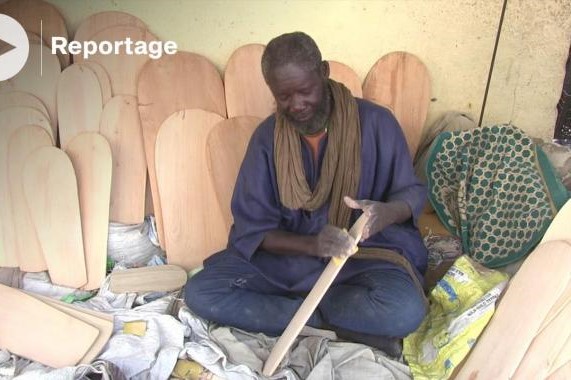 Des sculpteurs qui font des tablettes pour les écoles coraniques mauritaniennes