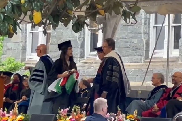 Le drapeau palestinien et les portraits de Shireen Abu Akleh dans une université américaine