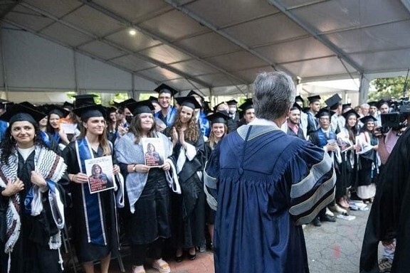 Le drapeau palestinien et les portraits de Shireen Abu Akleh dans une université américaine