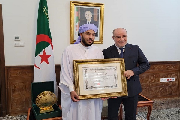 Le ministre des Affaires religieuses et des Waqfs, le Dr Youssef Belmehdi honore Salim Saad lecteur coranique algérien.